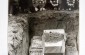 Reentierro de los cuerpos encontrados en la fosa común. Foto de archivo durante el re-entierro y el lugar ahora.